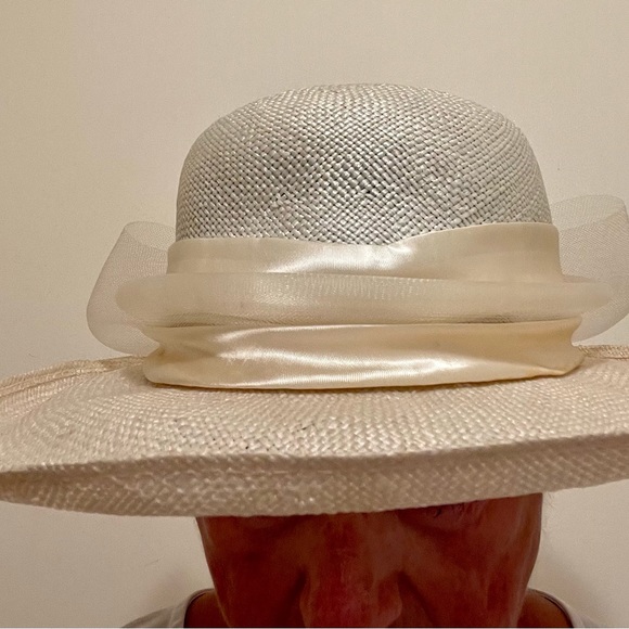 Stunning, elegant cream coloured wide brim hat with beautiful satin & tulle band - Picture 2 of 3